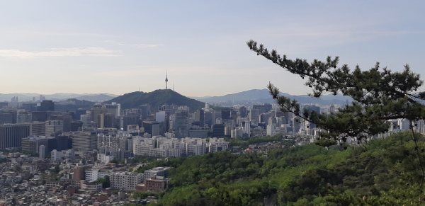 인왕산에서 바라본 서울시내 전경.