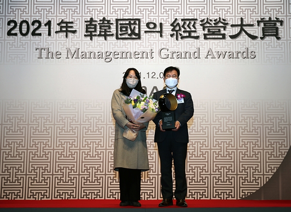 NS홈쇼핑 조항목 대표이사(오른쪽)가 ‘2021 한국의 경영대상’ 지속가능경영 부문 종합대상을 수상하고 기념사진을 촬영하고 있다. (사진 = ns홈쇼핑 제공)