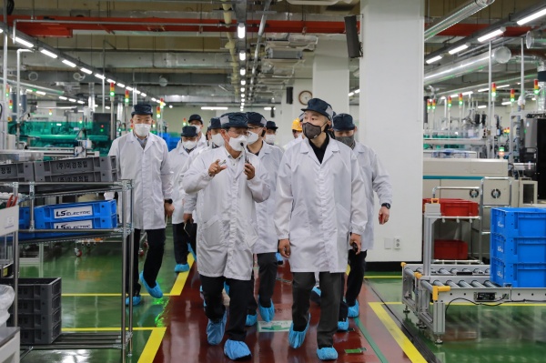 구자은 LS그룹 회장(오른쪽)이 LS일렉트릭 청주사업장에서 세계등대공장으로 선정된 스마트공장 생산라인을 살펴보고 있다.(사진=LS그룹 제공)