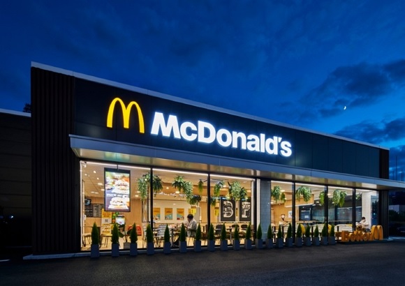 맥도날드는 지난해 가맹점과 직영점 모두 포함한 408개 매장에서 매출 1조원을 기록했다(사진 한국맥도날드)