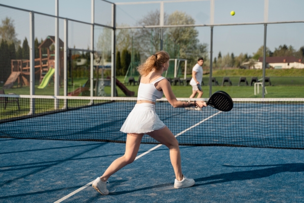 최근 테니스가 높은 접근성을 바탕으로 인기를 누리고 있다. [사진 = Freepik]