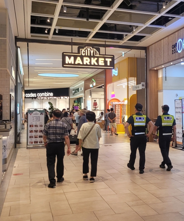 지난 6일 경기도 부천시의 한 쇼핑몰에서 경찰이 2인 1조로 순찰을 돌고 있다.  [사진=시사캐스트 DB]