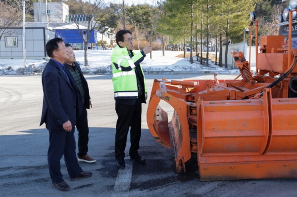 함진규 한국도로공사 사장(왼쪽에서 3번째)이 강릉지사를 방문해 제설상황을 점검하고 있다. 사진=한국도로공사