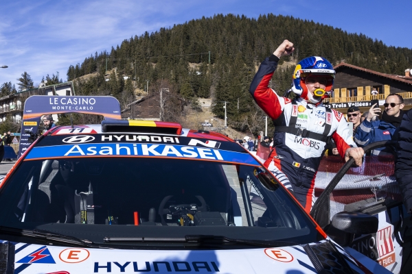 2024 WRC 몬테카를로 랠리에서 우승한 현대팀 티에리 누빌이 우승 트로피를 들고 기뻐하는 모습