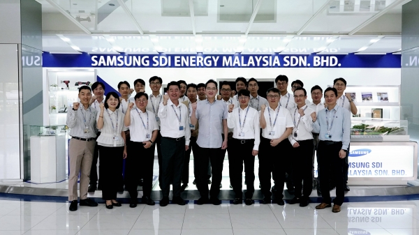 9(금) 이재용 삼성전자 회장이 말레이시아 스름반 SDI 생산법인에서 현지 근무자들과 기념 사진을 촬영했음