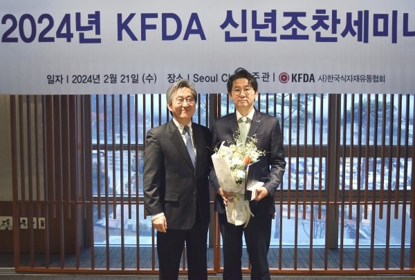 21일 열린 한국식자재유통협회 신년 세미나에서 정문목 동원홈푸드 대표(오른쪽)가 2023년 농림축산식품부 장관 표창을 받고 양송화 한국식자재유통협회장(왼쪽)과 기념 촬영을 하고 있다