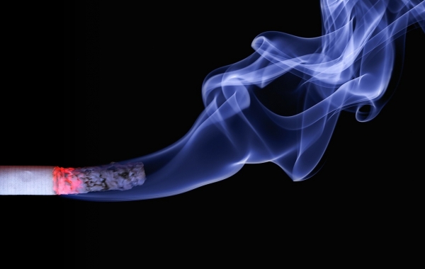 흡연자가 비흡연자에 비해 치주질환에 걸릴 확률이 높다. [사진=픽사베이]
