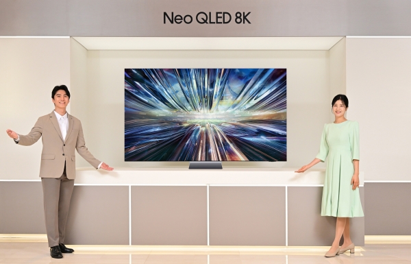 삼성전자 모델이 역대급 성능의 '3세대 AI 8K 프로세서'를 탑재한 2024년형 Neo QLED 8K TV 신제품을 소개하고 있다. 사진=삼성전자